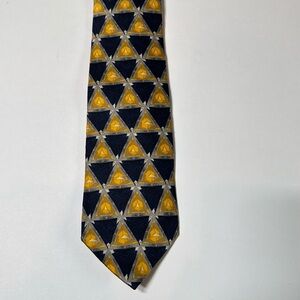 💜3/$15 Manhattan Silk Geometric Patterned Tie in Navy and Yellow